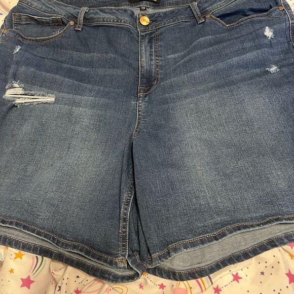 1822 Denim Blue Jean Shorts with Distressed Details - Picture 5 of 12